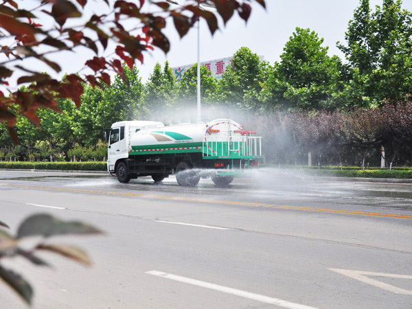 服務(wù)城鄉(xiāng)環(huán)衛(wèi)，共建美好家園